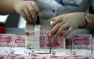 Слабый рубль. В какие валюты стоит вложиться инвестору